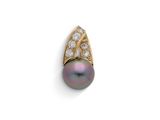 une boucle d'oreille en perle noire et diamants