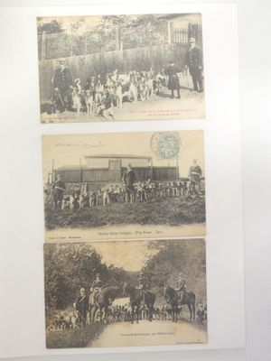 deux vieilles cartes postales représentant des personnes et des chevaux devant un bâtiment