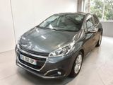 La voiture grise est garée dans le garage de l'immeuble.