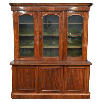 un grand vaisselier en bois avec des portes vitrées et des tiroirs