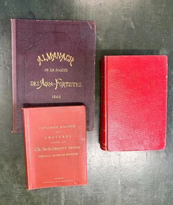 deux livres sont posés l'un à côté de l'autre sur une table