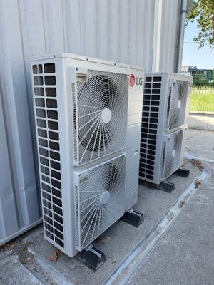 deux climatiseurs placés l'un à côté de l'autre à l'extérieur d'un immeuble