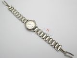 gros plan d'une montre-bracelet sur une surface blanche