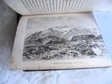 un livre ouvert dans lequel figure l'image d'une montagne