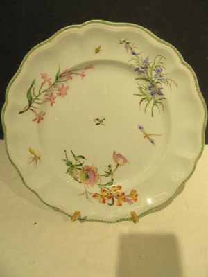 une assiette avec un motif floral sur une table