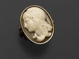 un camée en ivoire sculpté représentant la tête d'une femme, monté sur une bague en or