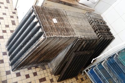 un tas de vieilles planches de bois empilées les unes sur les autres