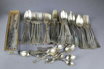 beaucoup de cuillères en argent et de cuillères sur la table