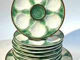 beaucoup d'assiettes empilées les unes sur les autres
