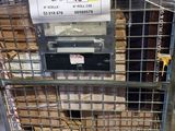 un chariot sur lequel sont posés de nombreux cartons