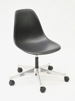 une image représentant une chaise noire à roulettes sur fond blanc