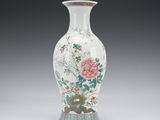 un vase blanc orné d'un motif floral