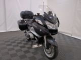 une moto qui est garée dans une pièce dont le sol est en damier