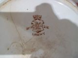 gros plan d'une assiette sur laquelle figure une couronne