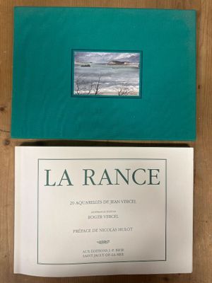 deux livres posés l'un à côté de l'autre sur une table en bois