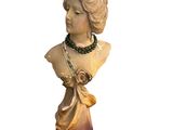 une statue représentant une femme avec une fleur sur la tête