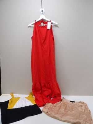 une photo d'un portant sur lequel est suspendue une robe rouge