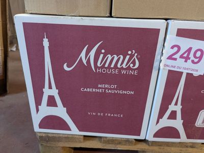 deux cartons de vin posés sur une palette dans un magasin