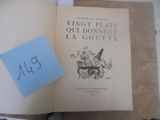 un livre ouvert, sur lequel est collé un autocollant, posé sur une table