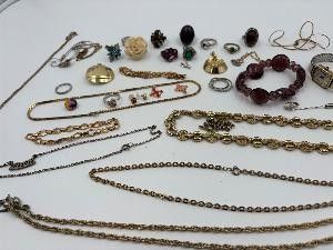 de nombreux types de colliers posés sur une table blanche