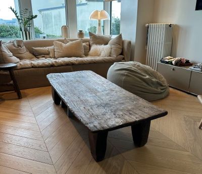 Table basse brutaliste en bois naturel, reposant sur 4 pieds concaves - Photo 1