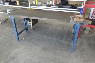une image d'un établi dans un garage