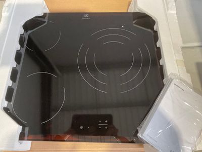 une plaque de cuisson noire avec un brûleur noir et une plaque de cuisson blanche