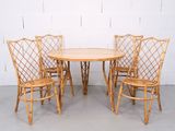 quatre chaises et une table avec un plateau en bois