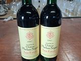 deux bouteilles de vin posées sur une table, avec une étiquette de prix