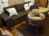 un salon avec un canapé et une table basse