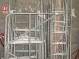 un tas d'échelles dans une pièce en cours de construction