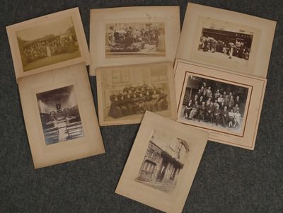 plusieurs vieilles photographies en noir et blanc représentant un groupe de personnes