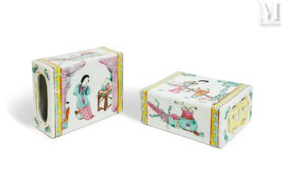 deux boîtes en porcelaine chinoise ornées de personnages, placées l'une à côté de l'autre