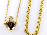 un gros plan sur un collier et une chaîne ornée d'un cœur