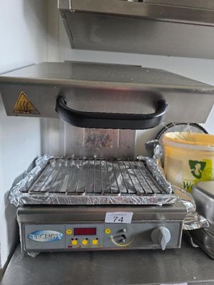 un four grille-pain posé sur un plan de travail, à côté d'un mixeur