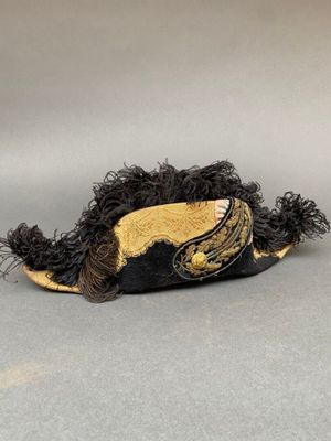 un chapeau noir et doré orné d'une bordure dorée