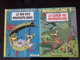 Deux livres sont posés sur une table devant un fond noir.