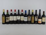 plusieurs bouteilles de vin sont alignées sur une surface blanche