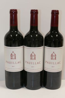 trois bouteilles de vin rouge sont alignées sur une table