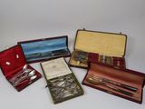 beaucoup d'argenterie dans un coffret sur la table