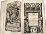 un livre ouvert avec la photo d'un homme en costume et la photo d'un homme en costume