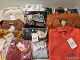 de nombreux types de vêtements et de sacs posés sur la table