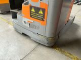 une machine garée au sol sur un parking