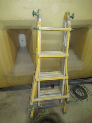 une échelle adossée au mur d'une pièce