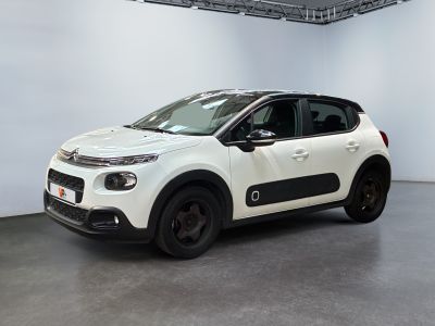 La Citroën blanche est garée dans une grande pièce blanche