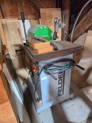 une machine posée sur une table dans une pièce