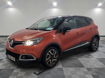 une voiture rouge est garée sur le sol en damier d'un garage