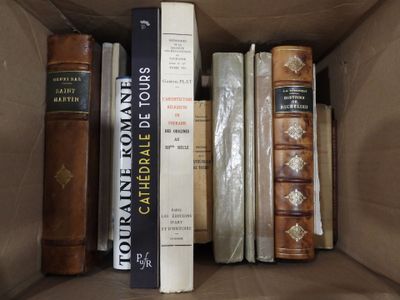 de nombreux livres dans une boîte en carton posée sur la table