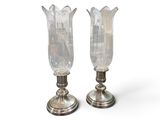 paire de bougeoirs en métal argenté ornés de fleurs en verre dépoli