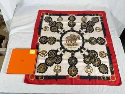un foulard carré orné d'une image de cheval